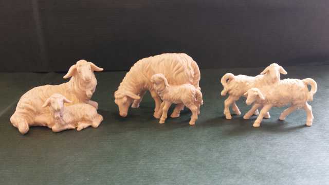 Artikel Nr 2401: 801522 - Schafgruppe äsend zu Kostner 16 cm natur