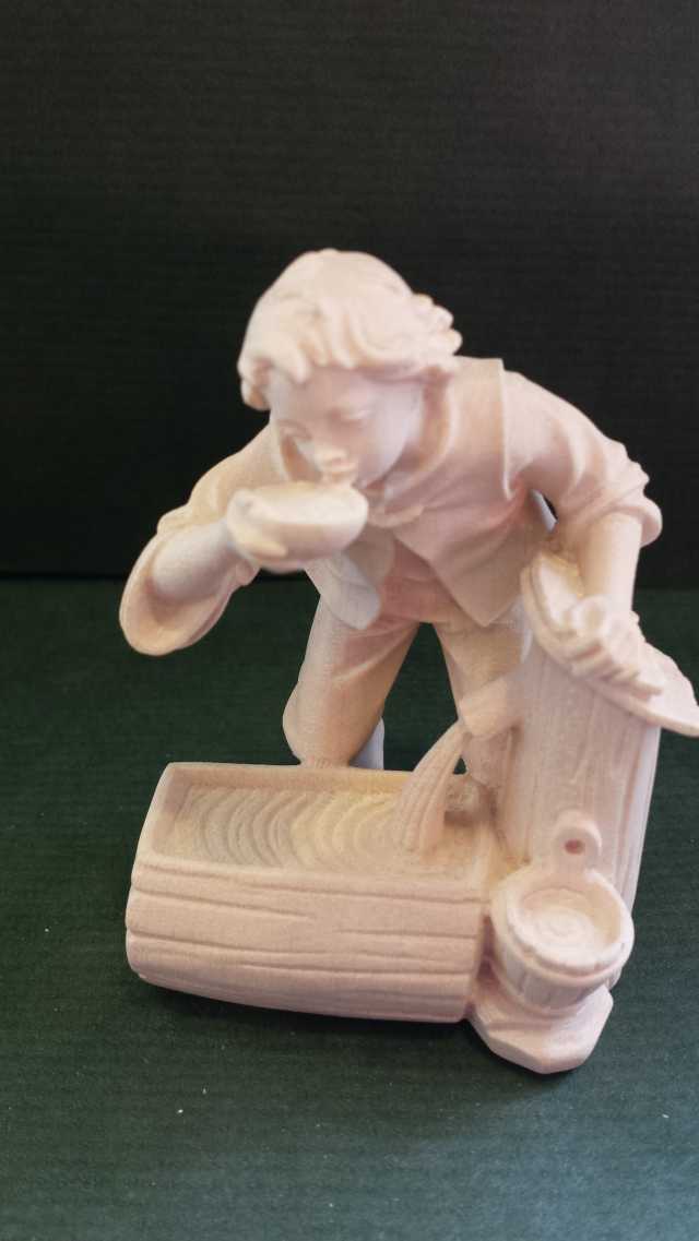 Artikel Nr 2403: 801055 - Bub am Wassertrog zu Kostner 16 cm natur