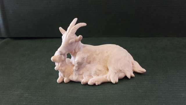 Artikel Nr 2404: 801199 - Ziege liegend mit zwei Zicklein zu Kostner 16 cm natur